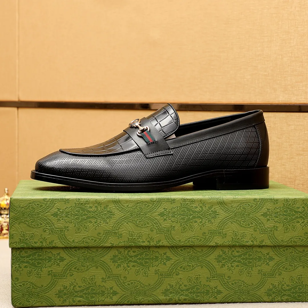 Men's shoes 💰442 💐 Product trademark: GUCCI "Gucci" casual leather shoes Regular size: 38-44 (45.46🉑️customized) Product materials: Selected imported first-layer calfskin embossed upper + luxury hardware buckle, imported small dyed cowhide leather lining. Strong three-dimensional visual effect, combined outsole Color: 1⃣️color optional